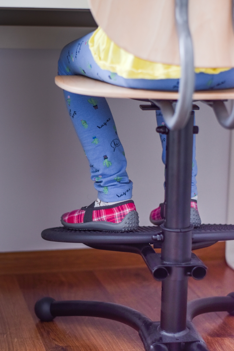Krzesełko szkolne z ergonomicznym podn&oacute;żkiem.jpg