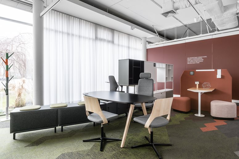 Kinnarps polska, showroom w Warszawie, meble biurowe seria Space, krzesło Embrace, fotel biurowy Capella